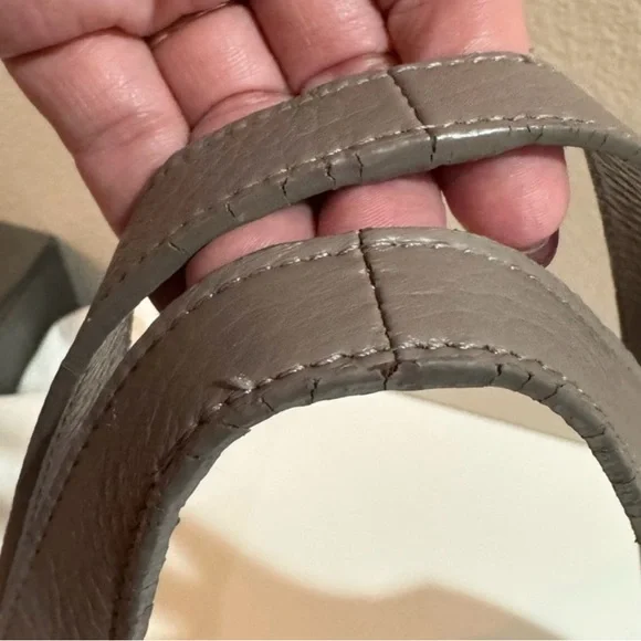 Cuyana 13” System Tote with laptop sleeve and adjustable strap - Picture 13 of 14